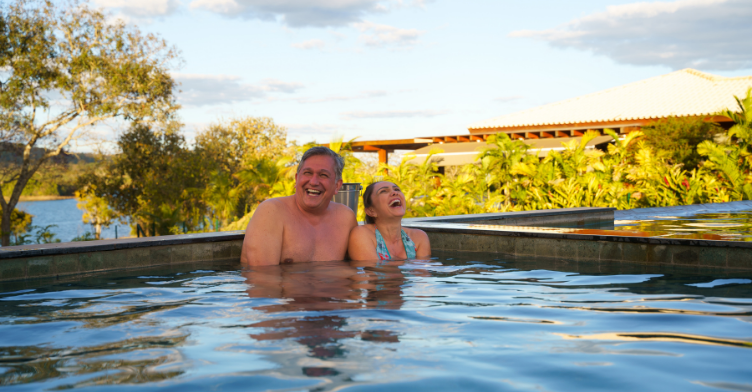 casa de férias: casal feliz na piscina